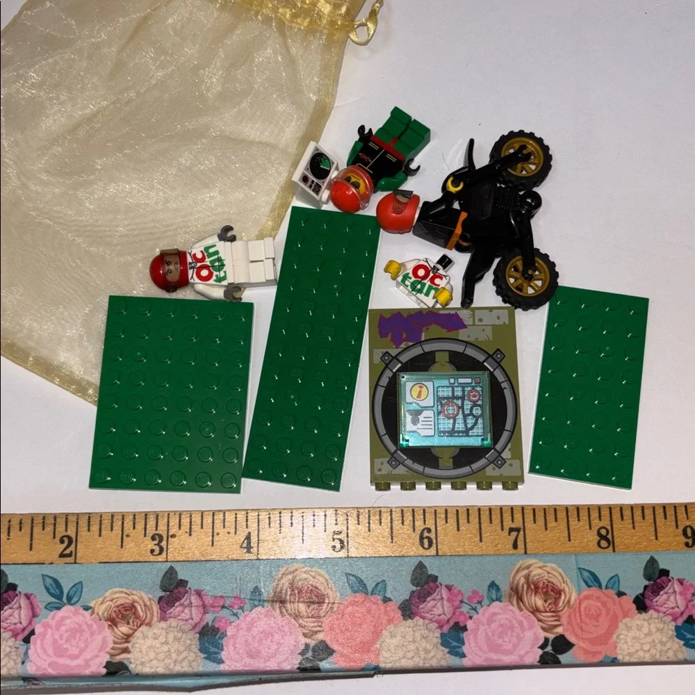 LEGO-style Motorbike Minifigure Set with Green Baseplates